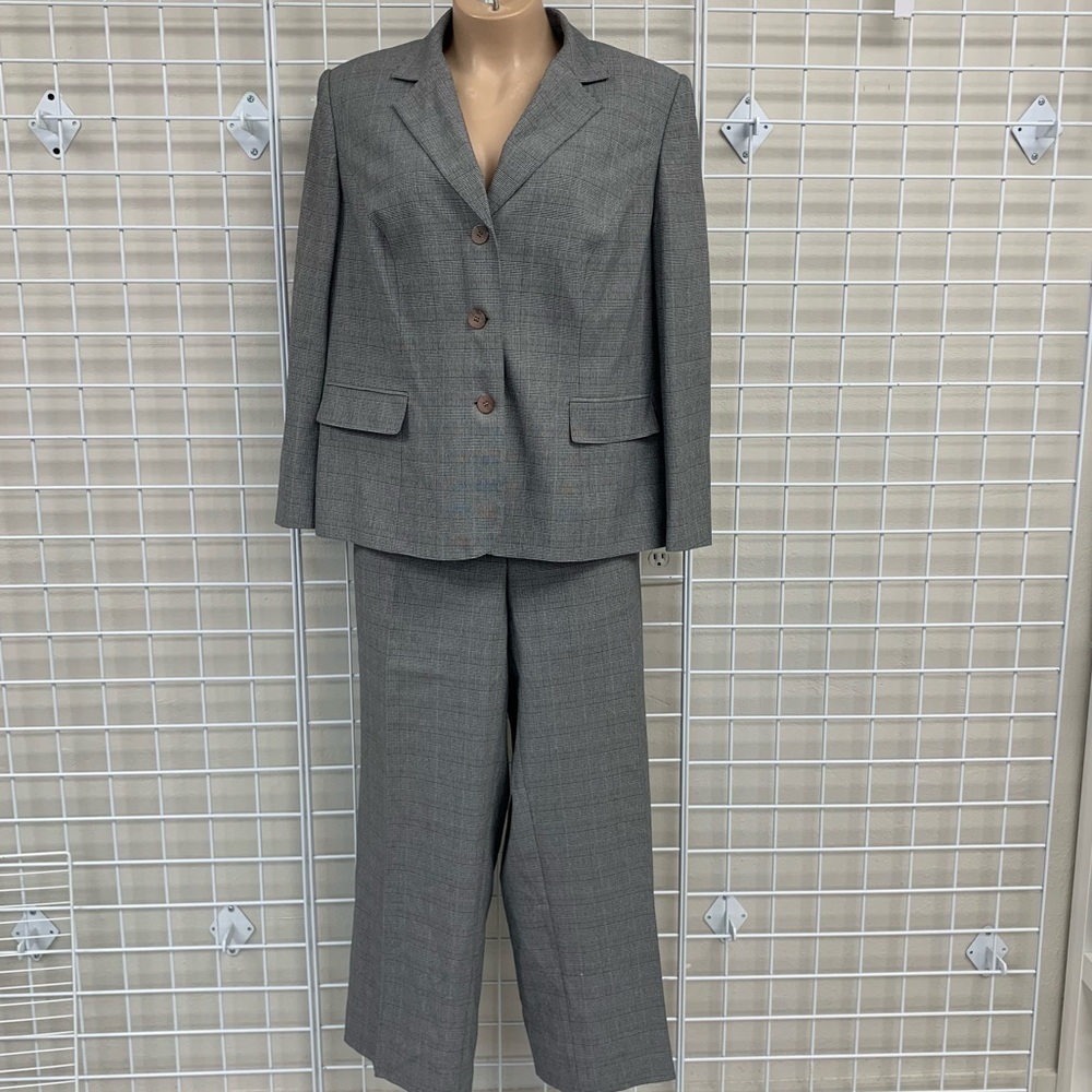 PLUS SIZE Emily 2 piece women’s pant suit.  Size 22